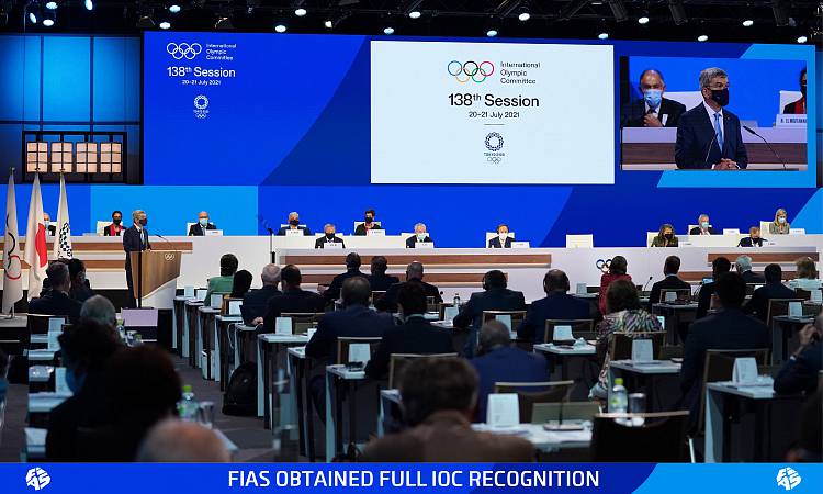 Plenário da 138ª sessão do COI em Tóquio, com a faixa FIAS obtained full IOC recognition