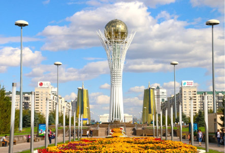 Torre Baiterek, cartão-postal de Astana, capital do Cazaquistão, sob céu azul