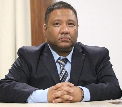 Retrato do presidente da CBSA, Marcelo Capano, de terno e gravata, com as mãos cruzadas sobre a mesa