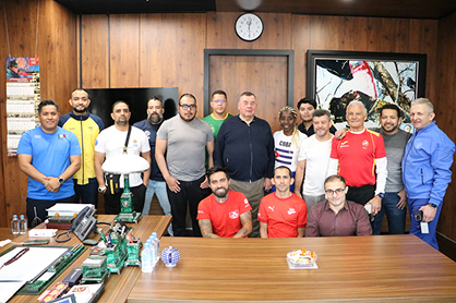 Dirigentes das Américas reunidos em torno da mesa de reunião com o presidente da FIAS, Vasily Shestakov