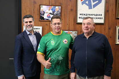 Oleg Artemyuk, Adalberto Corrêa, de camisa verde da seleção, e o presidente da FIAS, Vasily Shestakov, na sede da FIAS