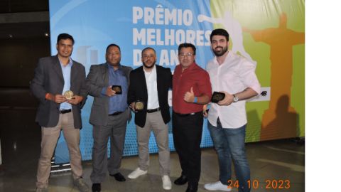 Representantes da CBSA seguram os troféus do Prêmio Melhores do Ano, no Rio de Janeiro, em 24 de outubro de 2023