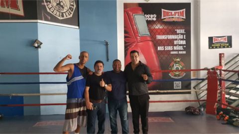 Dirigentes da CBSA com o grão-mestre Jadir Fialho Figueira e o professor Gabriel Ribeiro junto ao ringue da Academia Delfim