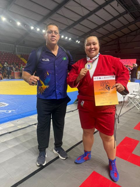 Priscila Rodrigues com a medalha de Ouro