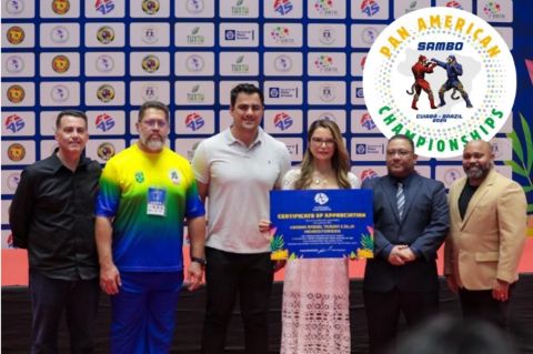 Dirigentes posam com o certificado entregue à madrinha do SAMBO no Pan-Americano de Cuiabá 2024