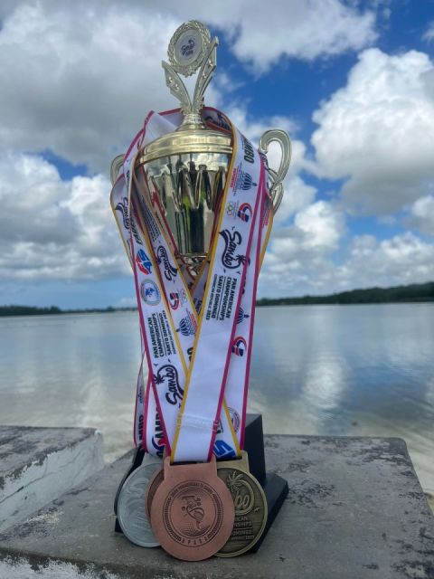 Troféu e medalhas do vice-campeonato do Brasil no Pan-Americano de Sambo 2023, à beira-mar